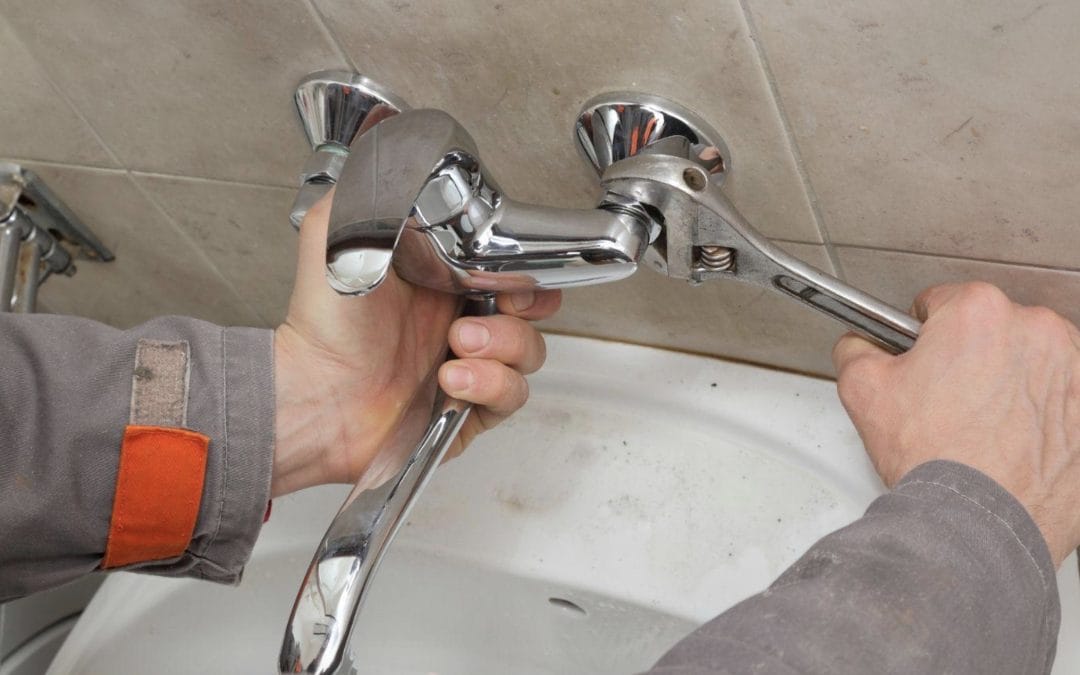 Quand faut-il remplacer votre robinet ? Signes et solutions à connaître