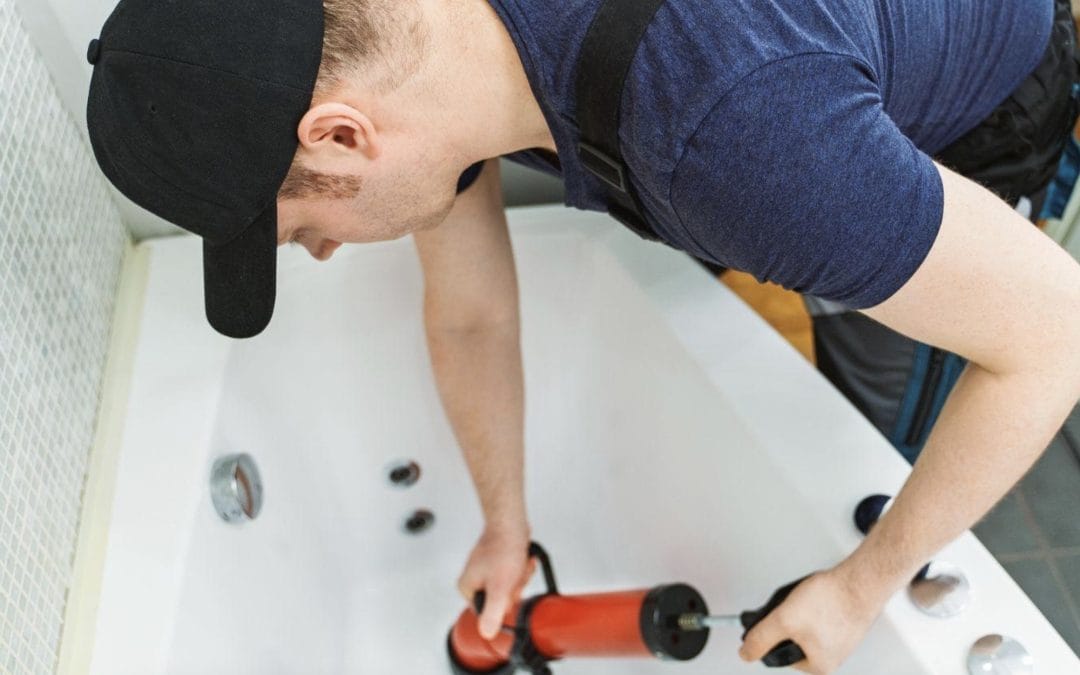 Débouchage de Baignoire en Urgence : Que Faire Avant l’Arrivée du Plombier ?
