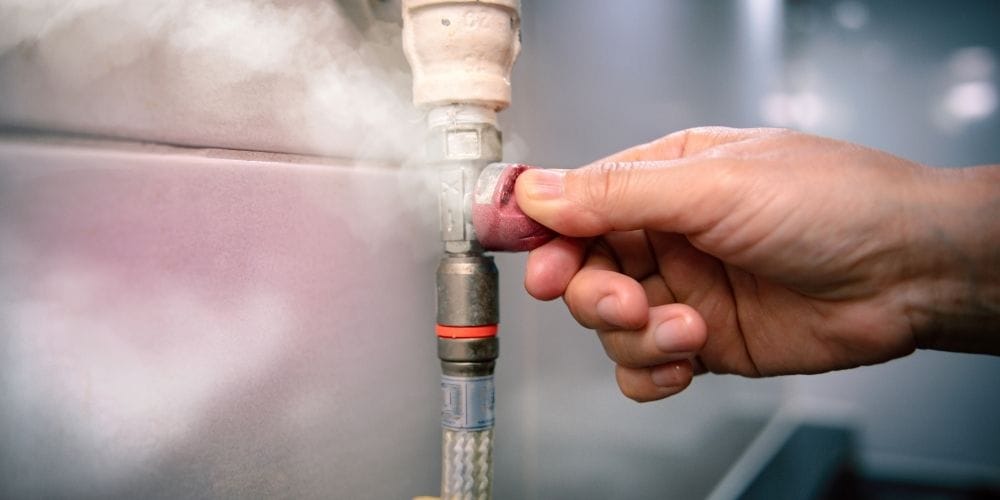 Chaudière qui fuit : faut-il s’inquiéter ? Causes, risques et réflexes