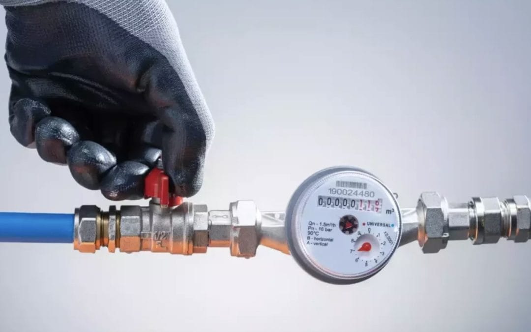 Compteur d’eau qui tourne robinet fermé : fuite cachée ou chasse d’eau ?