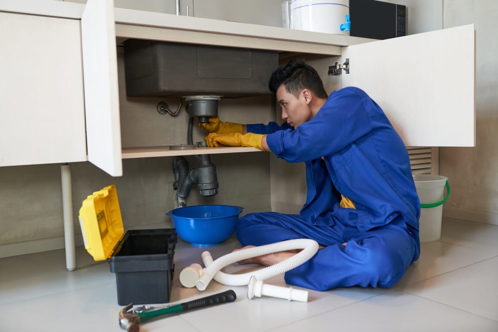 Canalisation qui se rebouche régulièrement après un débouchage : quelles causes ?